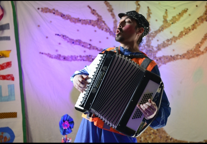 Escena de la obra Manos a la tierra, EcoTeatro